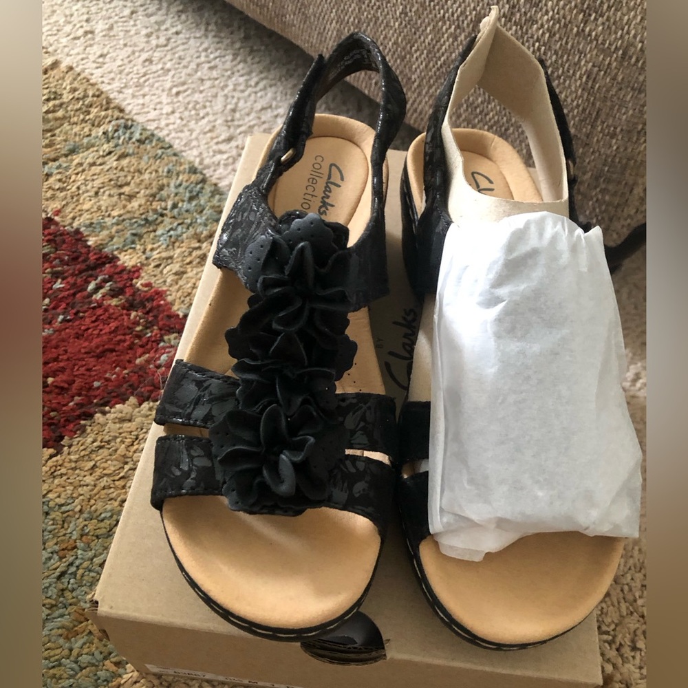 BNIB Collection by Clark’s black flower embellished sandals sz 6.5